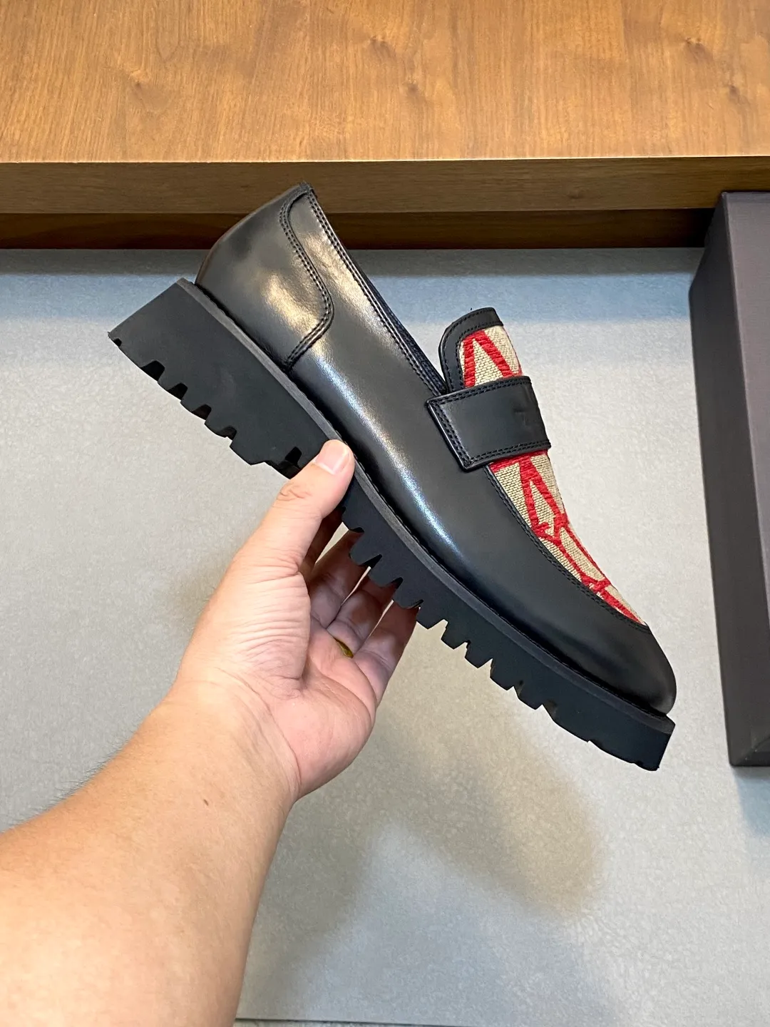 Men's shoes 💰740 VALENTINO Valentino's new men's fashionable casual leather shoes. These leather shoes are made of imported cowhide leather uppers, dyed calfskin lining and calfskin insoles. The upper foot is soft, comfortable and breathable. Comes with complete packaging in the original box! Visible details and quality. Size: 39-44 (customized at 38.45.46)